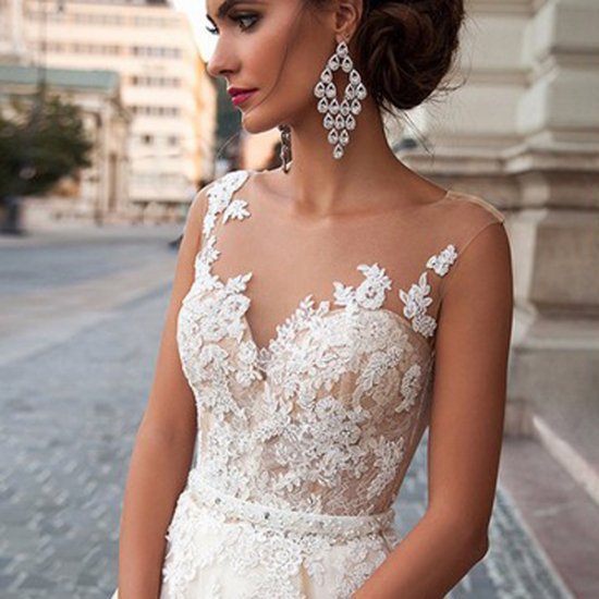 【取寄】ウェディングドレス 二次会 結婚式 スレンダー ドレス 花嫁 ウェディング ロングドレス 白 シースルー Vネック ロング丈 レース ウェディングドレス 二次会 結婚式 スレンダー 花嫁 ロングドレス