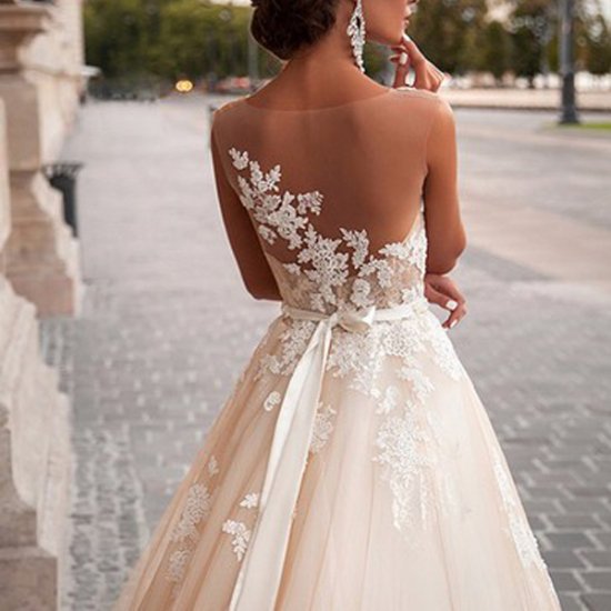 【取寄】ウェディングドレス 二次会 結婚式 スレンダー ドレス 花嫁 ウェディング ロングドレス 白 シースルー Vネック ロング丈 レース ウェディングドレス 二次会 結婚式 スレンダー 花嫁 ロングドレス