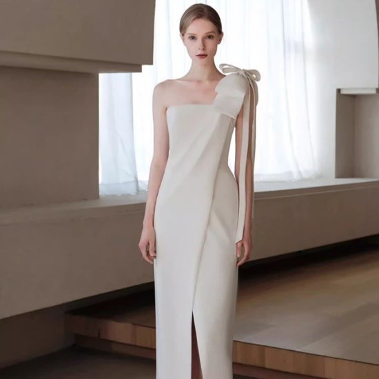 【取寄】パーティードレス レディース ウェディングドレス ワンショルダー リボン タイト スリム スリット ミモレ丈 ロング丈 白 肩出し シンプル 無地 結婚式 演奏会 イブニングドレス エレガント