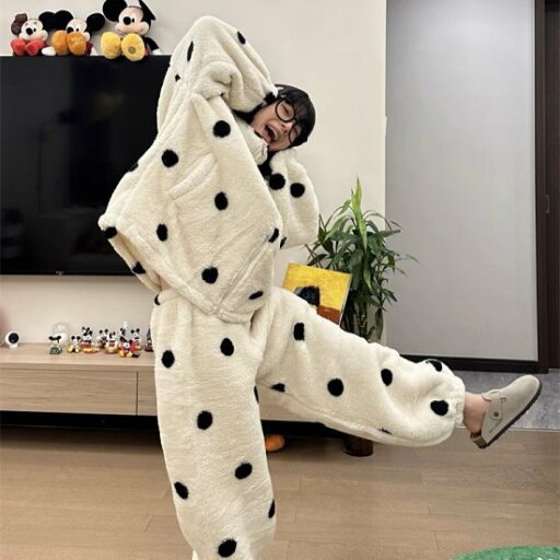 【取寄】セットアップ レディース ドット柄 上下セット もこもこ 長袖 スタンドカラー フルジップ オーバーサイズ フリース ボア 水玉 ルームウエア 部屋着 かわいい ガーリー カジュアル セット 【取寄】セットアップ レディース ドット柄 上下セット もこもこ 長袖 スタンドカラー フルジップ オーバーサイズ フリース ボア 水玉 ルームウエア 部屋着 かわいい ガーリー カジュアル セット