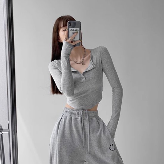Rakuten - 【取寄】長袖Tシャツ レディース トップス カットソー ボタン プルオーバー ショート丈 クロップド丈 ラウンドヘム スリムフィット カジュアル お出かけ おしゃれ シンプル 無地 インナー ファッション