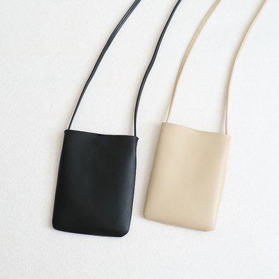 商品説明小さく可愛いミニショルダーバッグです。スマホが一つ入るミニサイズ♪ブラック・オフホワイトの2色展開で色違いで持っておきたい◎ちょっとしたお出かけにワンポイントとして♪カラーブラック、オフホワイト素材PUレザーサイズワンサイズ高さ：20cm横：14.5cm紐の長さ：106cm重さ：130g※測り方によって1-2cmの誤差が生じる場合が御座います。納期についてこちらの商品は海外からの【お取り寄せ商品】となります。ご注文確定後（入金確認後）、海外よりお取り寄せさせていただきます。お届けまで2〜3週間前後お時間をいただいております。数あるショップの中からご覧いただきありがとうございます。以下のショップ注意事項をご確認いただき、ご購入をお願い致します。注意事項●トラブル防止の為、遠慮なくメールにてご質問下さい。●当店の商品は海外からのお取り寄せ商品になります。●カラーやイメージが違う、実寸が違う等を気にされる方のクレーム、返品、交換は一切お受けしておりません。そのような方のご購入は予めご遠慮下さい（初期不良に関しては返品交換の対応をさせていただきます）。●海外製品は多少の縫製ミス、糸のほつれ、細かい不具合、多少の色の違い、イメージ違い等がごく稀にございます。検品は徹底しておりますので、ご理解の上ご購入をお願い致します。●お届けまで注文確定後2〜3週間程度となります。●ご注文を頂いても海外のメーカーにて完売の場合は、商品をお届けする事ができませんのでキャンセルとさせていただく場合がございます。●お客様の個人情報は発送以外に使用することは一切ございません。●ご注文確定後のお客様都合によるキャンセル、サイズ・カラーの変更はお受けすることが出来ません。