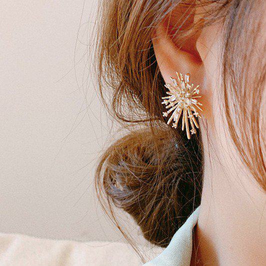 【取寄】ピアス レディース 花火デザイン ゴールド 小ぶり 小さめ シンプル エレガント 両耳 個性的 ゴージャス おしゃれ かわいい きれいめ 大人可愛い 華やか フェミニン カジュアル シンプル きらきら アクセサリー アクセ 女性 彼女 妻 嫁 恋人 記念日 プレゼント ギフト