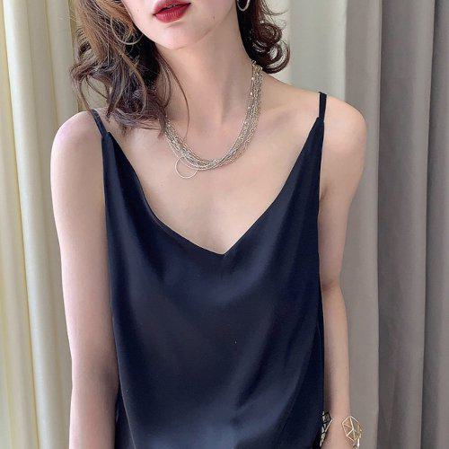 【取寄】キャミソール レディース 光沢 サテン インナー スリット キャミ トップス Vネック レイヤード キレイめ ベーシック カジュアル 上品 華やか シンプル 無地 おしゃれ 可愛い 大人 高見え 高級感 セクシー デート お出かけ おうち おうち時間 ブラック グリーン