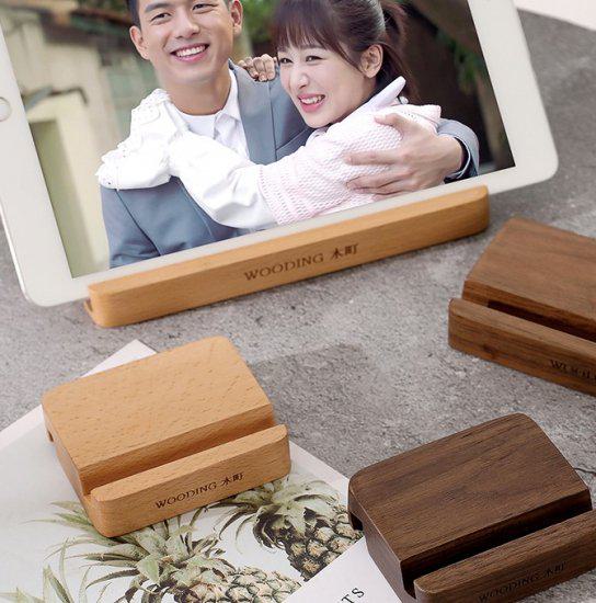 【取寄】スマホスタンド 卓上 木製 タブレットスタンド iPadスタンド 卓上ホルダー スマホ立て 軽量 ウッド wood 小型 自撮り 動画 オンライン通話 携帯スタンド 固定 かわいい おしゃれ インテリア 卓上用 iPhoneスタンド 実用的 携帯置き デスク シンプル ギフト 父の日
