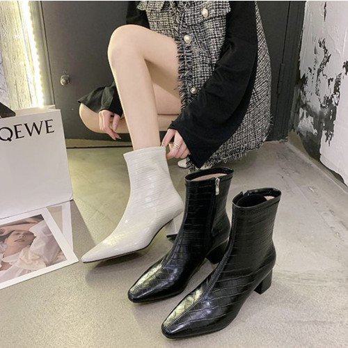 商品説明ポインテッドトゥで脚長効果があるサイドファスナーで脱ぎ履きしやすいトレンドのバイソンを型押しカラーブラック、ベージュサイズ【35】サイズ：22.5cmヒール：5cm【36】サイズ：23cmヒール：5cm【37】サイズ：23.5cmヒール：5cm【38】サイズ：24cmヒール：5cm【39】サイズ：24.5cmヒール：5cm納期についてこちらの商品は海外からの【お取り寄せ商品】となります。ご注文確定後（入金確認後）、海外よりお取り寄せさせていただきます。お届けまで2〜3週間前後お時間をいただいております。数あるショップの中からご覧いただきありがとうございます。以下のショップ注意事項をご確認いただき、ご購入をお願い致します。注意事項●トラブル防止の為、遠慮なくメールにてご質問下さい。●当店の商品は海外からのお取り寄せ商品になります。●カラーやイメージが違う、実寸が違う等を気にされる方のクレーム、返品、交換は一切お受けしておりません。そのような方のご購入は予めご遠慮下さい（初期不良に関しては返品交換の対応をさせていただきます）。●海外製品は多少の縫製ミス、糸のほつれ、細かい不具合、多少の色の違い、イメージ違い等がごく稀にございます。検品は徹底しておりますので、ご理解の上ご購入をお願い致します。●お届けまで注文確定後2〜3週間程度となります。●ご注文を頂いても海外のメーカーにて完売の場合は、商品をお届けする事ができませんのでキャンセルとさせていただく場合がございます。●お客様の個人情報は発送以外に使用することは一切ございません。●ご注文確定後のお客様都合によるキャンセル、サイズ・カラーの変更はお受けすることが出来ません。