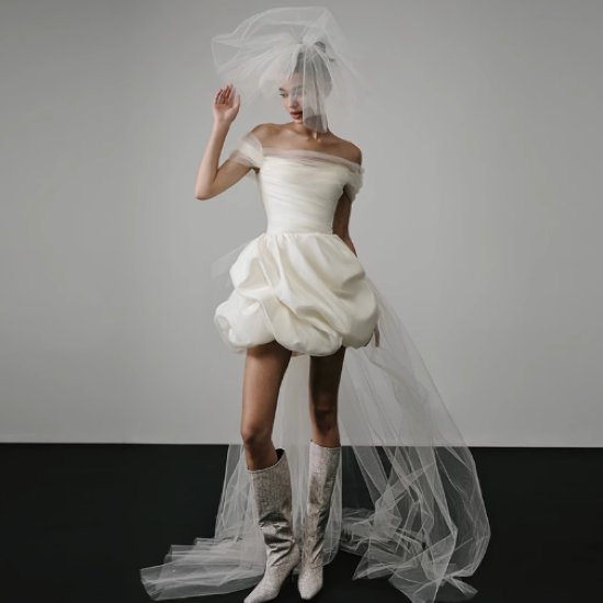 【取寄】ウエディングドレス レディース 結婚式ドレス ワンピースドレス ミニドレス ショート丈 ブライダル 花嫁 オフショルダー ボリューム 個性的 きれいめ エレガント 披露宴 ハイウエスト 肩出し 女性(4.0)