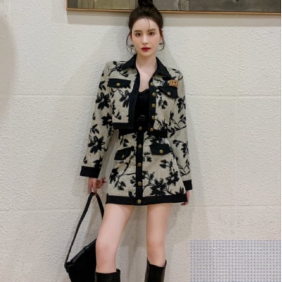 【取寄】セットアップ レディース 上下セット 2点セット ツーピース スカートスーツ ジャケット 長袖 ショート丈 襟あり ミニスカート ハイウエスト Aラインスカート ゴールドボタン きれいめ エレガント