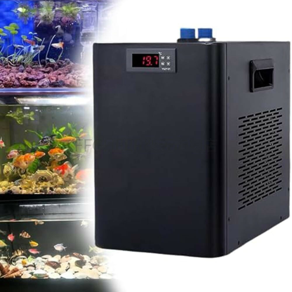 メーカー希望小売価格はメーカーカタログに基づいて掲載しています【商品名】水槽用チラー 魚缸用クーラー 小型 水冷式冷却装置 耐腐食 デジタル温度コントローラー 静音設計 省エネルギー 環境保護 家庭用/水族館/魚屋/養魚場/ホテル 110V【価格】61404円【商品説明】【静音設計で居室でも安心】騒音防止設計を採用し、運転音が非常に静かです。リビングルームなど日常の生活空間に設置しても、ほとんど気にならない静粛性を実現しました。【デュアルファンで効率放熱】2つの放熱ファンにより、冷却時の熱排出をスムーズに行い、効率的な冷却を持続。夏場の高温環境でも安定した性能を発揮します。【チラー式で強冷却＆省エネ】高冷却能力を持つチラー方式を採用。大型水槽も確実に冷却しながら、電力消費を抑える省エネ設計で、ランニングコストも節約できます。【簡単操作で水温を一目瞭然】わかりやすい温度設定とリアルタイムの水温表示で、水槽環境を簡単に管理可能。初心者の方でも手軽に最適な水温を維持できます。【多様な生物シーンに対応】家庭用の小型水槽から、水族館養殖場まで幅広く活用可能。魚エビ水草サンゴクラゲなど、水温に敏感な生物の飼育をサポートします。【製品の特徴】強力かつ省エネ：高効率コンプレッサーを搭載。短時間で目標温度に到達し、消費電力も抑えます。超静音設計：運転音は40dB以下。リビングやオフィス、寝室などでも静かにご使用いただけます。あらゆる水環境に対応：ハイブリッド設計により、【商品名】水槽用チラー 魚缸用クーラー 小型 水冷式冷却装置 耐腐食 デジタル温度コントローラー 静音設計 省エネルギー 環境保護 家庭用/水族館/魚屋/養魚場/ホテル 110V【価格】61404円【商品説明】【静音設計で居室でも安心】騒音防止設計を採用し、運転音が非常に静かです。リビングルームなど日常の生活空間に設置しても、ほとんど気にならない静粛性を実現しました。【デュアルファンで効率放熱】2つの放熱ファンにより、冷却時の熱排出をスムーズに行い、効率的な冷却を持続。夏場の高温環境でも安定した性能を発揮します。【チラー式で強冷却＆省エネ】高冷却能力を持つチラー方式を採用。大型水槽も確実に冷却しながら、電力消費を抑える省エネ設計で、ランニングコストも節約できます。【簡単操作で水温を一目瞭然】わかりやすい温度設定とリアルタイムの水温表示で、水槽環境を簡単に管理可能。初心者の方でも手軽に最適な水温を維持できます。【多様な生物シーンに対応】家庭用の小型水槽から、水族館養殖場まで幅広く活用可能。魚エビ水草サンゴクラゲなど、水温に敏感な生物の飼育をサポートします。【製品の特徴】強力かつ省エネ：高効率コンプレッサーを搭載。短時間で目標温度に到達し、消費電力も抑えます。超静音設計：運転音は40dB以下。リビングやオフィス、寝室などでも静かにご使用いただけます。あらゆる水環境に対応：ハイブリッド設計により、