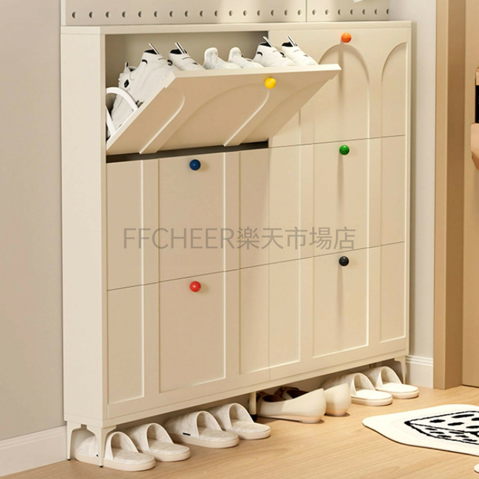 【商品名】下駄箱 シューズラック 靴棚 スリム 薄型 高さ120cm 斜め置き 玄関収納 現代白い 3つのフリップ引き出しで 調節可能な棚で 靴箱 多機能フォイヤー ホールウェイ 通気 防塵 省スペース 大容量 玄関 おしゃれ【価格】35938円【商品説明】超薄型で省スペース：下駄箱 シングルレイヤーの厚さはわずか17cm、ダブルレイヤーは24cm。狭い廊下にも適しており、ドアの開閉を妨げることなくスペースを最大限に活用し、狭いアパートの収納問題を巧みに解決します大容量で賢い収納：シューズボックス シングルレイヤーは6?26足、ダブルレイヤーは12?52足の靴を収納できます。引き出し式のデザインと調節可能な仕切りにより、さまざまなサイズや高さの靴に柔軟に対応できます通気性と環境に優しい素材：シューズキャビネット 環境に優しく健康的なボードを採用し、ひび割れや変形しにくく、より安全に使用できます。厚手の背面パネルには通気孔が設けられており、内部の空気循環を維持し、靴の臭いを防ぎます安定性と静音設計：収納棚 8本のキャビネット脚が底部の耐荷重面積を増やし、重量を均等に分散することで、キャビネット本体の安定性と揺れを防ぎます。緩衝シャフトにより静かに開閉でき、騒音の干渉を防ぎます。キャビネットの脚は12cmの高さに高くなっており、掃除ロボットが自由に出入りできます。二層式シューズキャビネットは位置調整が可能で、三層の仕切りは調整取り外し可能です【商品名】下駄箱 シューズラック 靴棚 スリム 薄型 高さ120cm 斜め置き 玄関収納 現代白い 3つのフリップ引き出しで 調節可能な棚で 靴箱 多機能フォイヤー ホールウェイ 通気 防塵 省スペース 大容量 玄関 おしゃれ【価格】35938円【商品説明】超薄型で省スペース：下駄箱 シングルレイヤーの厚さはわずか17cm、ダブルレイヤーは24cm。狭い廊下にも適しており、ドアの開閉を妨げることなくスペースを最大限に活用し、狭いアパートの収納問題を巧みに解決します大容量で賢い収納：シューズボックス シングルレイヤーは6?26足、ダブルレイヤーは12?52足の靴を収納できます。引き出し式のデザインと調節可能な仕切りにより、さまざまなサイズや高さの靴に柔軟に対応できます通気性と環境に優しい素材：シューズキャビネット 環境に優しく健康的なボードを採用し、ひび割れや変形しにくく、より安全に使用できます。厚手の背面パネルには通気孔が設けられており、内部の空気循環を維持し、靴の臭いを防ぎます安定性と静音設計：収納棚 8本のキャビネット脚が底部の耐荷重面積を増やし、重量を均等に分散することで、キャビネット本体の安定性と揺れを防ぎます。緩衝シャフトにより静かに開閉でき、騒音の干渉を防ぎます。キャビネットの脚は12cmの高さに高くなっており、掃除ロボットが自由に出入りできます。二層式シューズキャビネットは位置調整が可能で、三層の仕切りは調整取り外し可能です