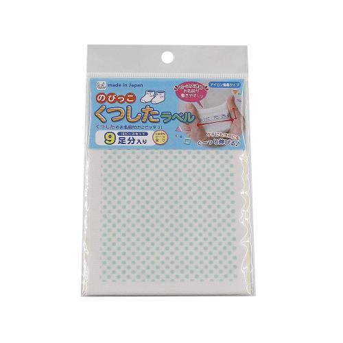 くつした用アイロン接着お名前ラベルです。靴下がのびてもラベルがぴったり貼り付いてはがれにくい！ 商品本体1ピースサイズ:横約38×縦約10 入数:18ピース入 素材:ポリエステル、ポリウレタン 生産国:日本