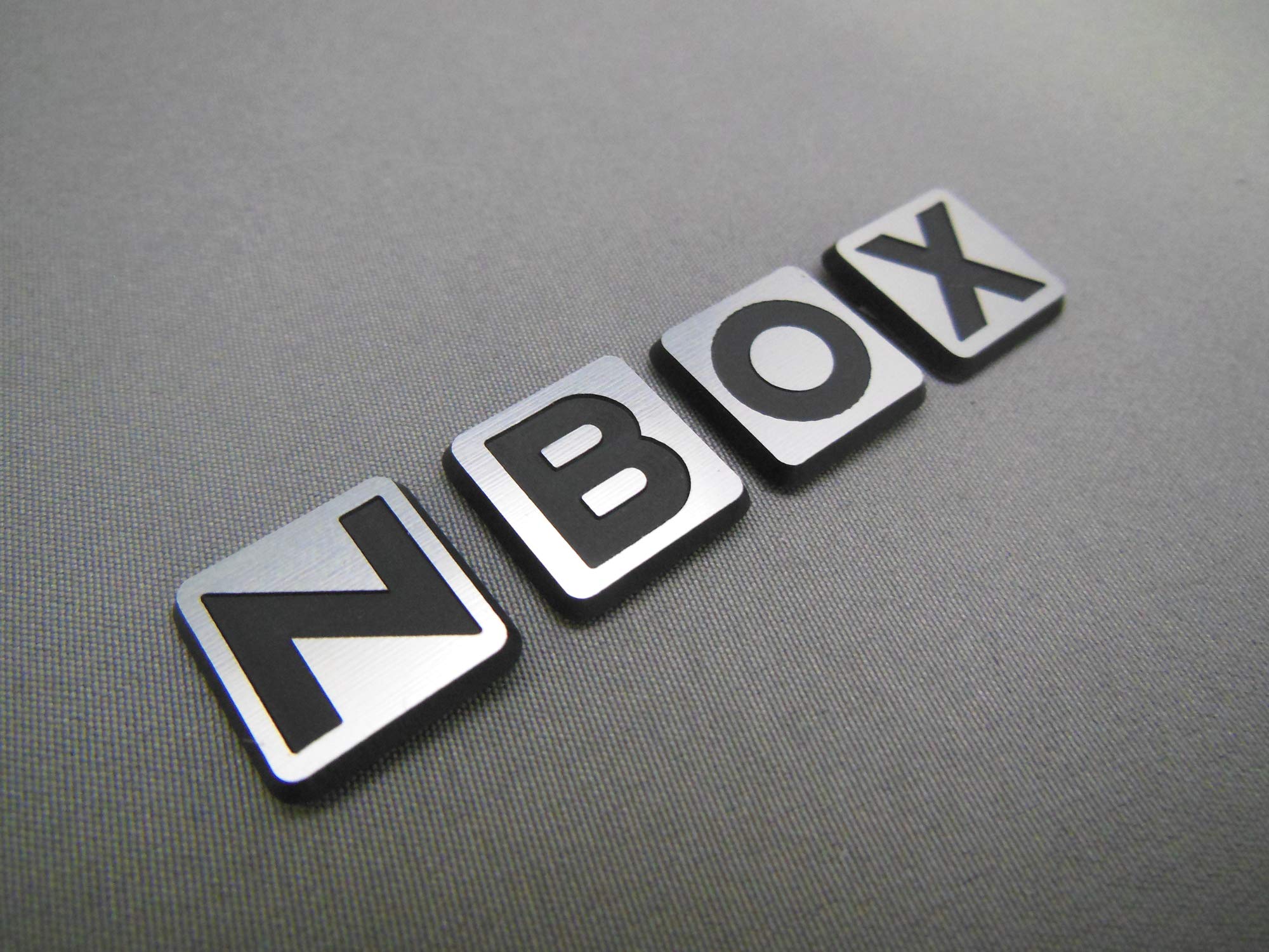mut ホンダ 新型 NBOX NBOX Custom H29.9～ 専用 NBOX リアゲートボタンエンブレム 4pcs(ブラッシュドシルバー） nbox29-rear-botan-cr