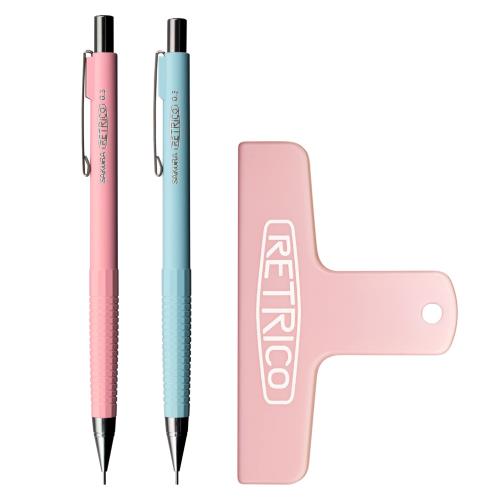 セットEシャープペンシル2本（0.3mm/ミュートコーラルピンク、0.5mm/ミュートソフトブルー）＋ブッククリップ（ミュートピンク） 色1960年代アメリカンキッチン・キッチン家電をイメージした「ミュートカラー」 シャープ芯折れ防止機能付き。強い筆圧がかかると先端にクッション機構が働き芯折れを防ぐので、筆圧が強くても使いやすい。 ブッククリップ教科書や参考書などを開いたままにできるクリップ。ギザギザの口でしっかり固定。 サイズシャープペン：14×0.9cm／本、ブッククリップ：6.5×1×3cm／個