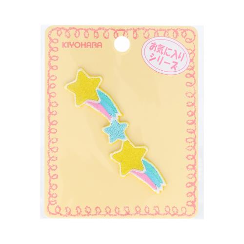 こどもとお母さんの「お気に入り」になれるような、人気のモチーフを可愛らしくアレンジした、入園入学シリーズです。切り離したり、そのままつけたりと、アレンジが出来る連続ワッペンです。 商品本体サイズ:横約77mm×縦約21mm 入数:1枚 素材:表糸/レーヨン、裏糸/ポリエステル、基布/ポリエステル、フェルト/ポリエステル、接着フィルム/ポリオレフィン系樹脂 中国製 / アイロン接着