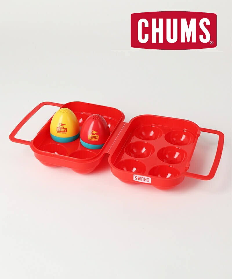 CHUMS（チャムス）ブービーエッグソルト＆ペッパーBooby Egg Salt & Pepper 持ち運びに便利な卵＆スパイスケース キャンプで大活躍、持ち運びに便利な卵＆スパイスケースキャンプ料理でも欠かせない存在の「卵」の収納ケースです。卵は最大6個収納可能。Mサイズくらいの卵がちょうどよく、しっかりとホールドして収納できます。冷蔵庫内の予備ホルダーとしても活用でき、日常的にも役立つひと品。卵型モチーフのスパイスケース(2個セット)は塩、こしょうなどの収納に最適。卵ケース内にジャストで収まるサイズ感で、卵と一緒に持ち運びできます。まるで卵からブービーバードが生まれたかのような遊び心のあるデザインも必見。---ご注意ください！---※卵のサイズによってはうまくフィットしない可能性があります。※小さい卵の場合は紙袋等で包んでください。サイズ詳細卵ケース:H 7.5 × W 15 × L 11cmスパイスケース:H 5.5cm (直径4.8cm) 2