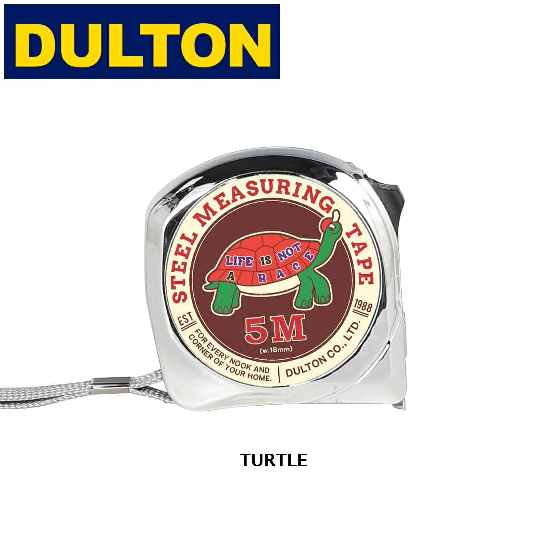 DULTON ( ダルトン ) MEASURE TAPE メジャーテープ | 計測 | 測る | 5メートル | カメ | カバ | スケール | プレゼント | ギフト | DIY | GM-0903 | だるとん | メジャー DULTON ダルトン MEASURE TAPE メジャーテープ 計測 測る 5メートル カメ カバ スケール プレゼント ギフト DIY GM-0903 だるとん メジャー 雑貨感覚で愉しめるスケール(メジャー)。 スタンダードな道具に遊び心が加わり、使うたびに愛着が湧きます。 ベルトクリップやストラップ、ロック機能といった基本仕様に加え、 本体表面にユニークなデザインのアルミプレートを施しました。 ハンドクラフトやDIY好きな人へのプチギフトとしてもおすすめなアイテムです。 【TURTLE】"人生は競争じゃない"というメッセージが入ったカメのデザイン。【DULTON(OVAL LOGO)】 DULTONのオーバルロゴが入ったデザイン。【HIPPO】 "良い1日を"というメッセージが入ったピンクのカバのデザイン。サイズ : H.67mm W.65mm D.38mmテープ全長：5mテープ幅：18mm単位：メートル法材質 : ABS樹脂(メッキ塗装)、スチール、アルミニウム、ポリエチレン原産国 : 中国※モニター環境により、実際の商品の色合いと多少異なってみえる場合があります。ご注意ください。※当店ではプレゼント包装は行っておりませんのでご了承くださいませ。■ご使用前に破損や変形している箇所がないかご確認ください。異常が見られた場合は使用しないでください。 ■測定用途以外には使用しないでください。 ■本製品には通電性がありますので、感電に注意してくださ い。 ■本製品は耐水設計ではありません。水が内部に入らないように注意し、濡れた場合は水分を拭き取って保管してください。■テープを引き出す・戻す際は、エッジで手を切らないようにご注意ください。測定の際 にはロックを活用し、慎重にお取り扱いください。 ■テープを末端まで引き出さないでください。バネが破損し、テープが戻らなくなる恐れがあります。 ■テープに亀裂が生じた際は、ただちにご使用を中止してください。 ■高所で使用する際は、落下事故の防止のため付属のストラップを使用、及び落下防止コードを別途でご用意ください。 ■ご使用の際は、安全のため手袋や保護メガネを着用してください。粉塵や埃の多いところでは使用しないでください。テープが詰まる原因となります。 ■絶対にテープを首に巻き付けないでください。本製品を分解・改造しないでください。 ■高温多湿な場所では保管しないでください。サビの原因となります。 ■小さなお子様やペットの手の届くところで保管しないでください。 5