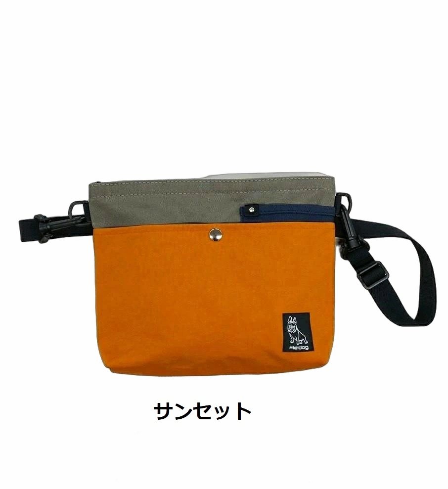 Aplysia × FIELDOG ( アプリーシア × フィールドッグ ) サコッシュメッセンジャー | 軽量 | レディース | メンズ | 斜め掛け | バッグ | ハンドメイド | オシャレ | 日本製 | ミニバッグ | オシャレ | 軽い Aplysia × FIELDOG アプリーシア フィールドッグ サコッシュメッセンジャー 軽量 レディース メンズ 斜め掛け バッグ ハンドメイド オシャレ 日本製 ミニバッグ オシャレ 軽い 必要な物だけをスマートに持ち歩ける、Aplysia（アプリーシア）のサコッシュ。FIELDOGとAplysiaがコラボレーションしたオリジナルサコッシュとなっております。シンプルなデザインと使いやすいサイズ感で、普段使いはもちろん旅行やアウトドア、フェスなど幅広いシーンで活躍します。職人がひとつひとつ丁寧に仕上げたハンドメイドバッグ。軽量ながら収納力もあり、財布やスマートフォンなどのお出かけ必需品をすっきり収納できます。日本製ならではの品質も魅力です。アウトドアらしいデザインと機能性を両立。ショルダーの長さ調節が可能で、お好みのスタイルでご使用いただけます。サイズ横　約28cm縦　約21cm幅　約5cm※サイズは平置きで採寸しております。手作業での採寸のため、多少の誤差が生じる場合がございます。あらかじめご了承ください。※モニター環境により、実際の商品の色合いと多少異なってみえる場合があります。ご注意ください。※当店ではプレゼント包装は行っておりませんのでご了承くださいませ。 5