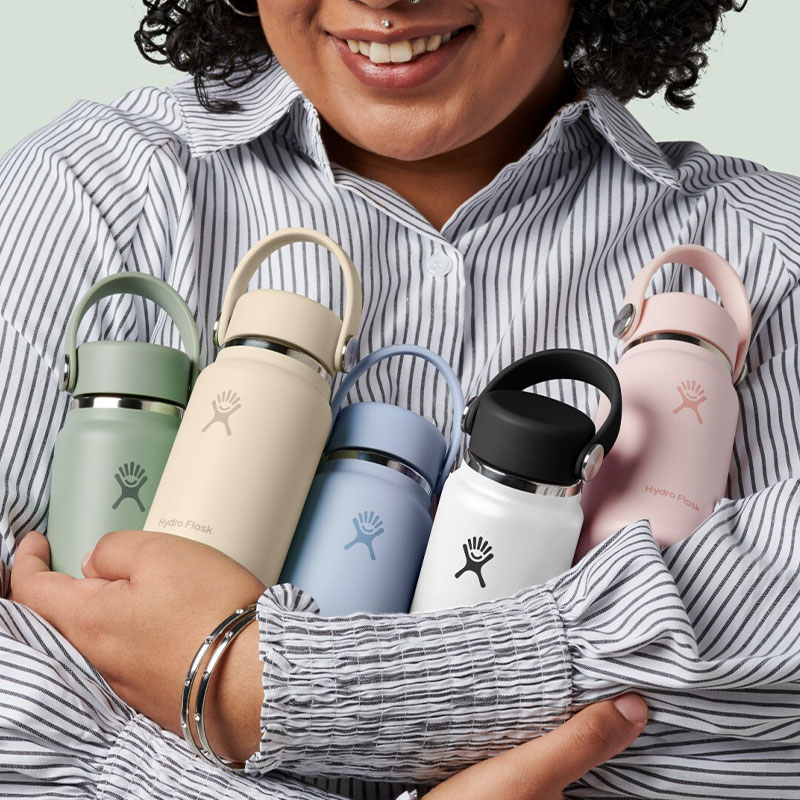 Hydro Flask ( ハイドロフラスク ) 200ml Micro Hydro | ボトル | 真空断熱 | ステンレス | マイクロハイドロ | 小さめ | 水筒 | おしゃれ | マイボトル | ドリンクボトル | 保温 | 保冷 | 魔法瓶 | ギフト | プレゼント | ミニボトル | ワントーン | ミニサイズ Hydro Flask ハイドロフラスク 200ml Micro Hydro ボトル 真空断熱 ステンレス マイクロハイドロ 小さめ 水筒 おしゃれ マイボトル ドリンクボトル 保温 保冷 魔法瓶 ★真空断熱構造ステンレスを二重にすることで真空断熱構造を実現。温度差で表面が結露することもありません。保冷最大24時間 [Hydration / Coffee]保温最大6時間 [Hydration / Coffee]★18/8ステンレス食器などに使われている耐久性・耐錆性に優れた18/8ステンレスを採用。飲み物を美味しく保ち、お手入れも簡単。★BPAフリー人体に悪影響を及ぼすビスフェーノールA(BPA)を含まない素材を使用。★独自のパウダー加工表面に特殊なパウダー加工を施し、濡れた手でも握りやすく滑りにくい仕様。SPEC容量:200ml口径:33mm本体寸法 幅×高さ:57mm×135mm重量:157gMATERIAL内びん:ステンレス鋼胴部:ステンレス鋼フタ:ポリプロピレンパッキン:シリコーンゴム※他キャップとの互換性はございません。※モニター環境により、実際の商品の色合いと多少異なってみえる場合があります。ご注意ください。※当店ではプレゼント包装は行っておりませんのでご了承くださいませ。※写真はカラー違いのものを含みます。 5