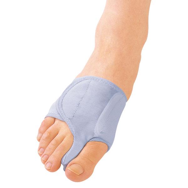 ●外反母趾が原因のトラブルに。 ●ソルボの優れた圧力分散・衝撃吸収機能により、足指間パッド母趾用が、痛み・疲れの軽減と、足指の曲がり、バランスを補整します。 ●固定型なのに靴を履くこともできる、薄く通気性に優れたパワーメッシュ生地を採用し、面ファスナーで、固定力を自由に調整できます。 ●使い方：素足に使用し、上からソックスを着用してください。 ●左右を確認し、ソルボ足指間パッドを母趾と第2足指の間、小趾と第4足指の間にずれないようにはさみ込み、母趾つけ根から足裏をおおうようにソルボ中足パッドの位置を合わせます。 ●それから面ファスナーでしっかり固定してください。 ●パワーメッシュ生地採用 メーカー品番 63219 ソルボ外反母趾サポーター 固定薄型メッシュタイプM 左 商品詳細 ●カラー：シルバーグレー 左 ●サイズ：M（23.5〜25.0cm） 在庫について この商品は、【お取り寄せ】となる場合がございます。在庫が確保された商品ではございませんのでご注意願います。また、メーカー在庫の欠品や廃番でご用意できない場合もございます。確認できしだいメールにてご案内させていただきます。 検索ワード： サポーター 足 外反母趾 63219 ソルボ