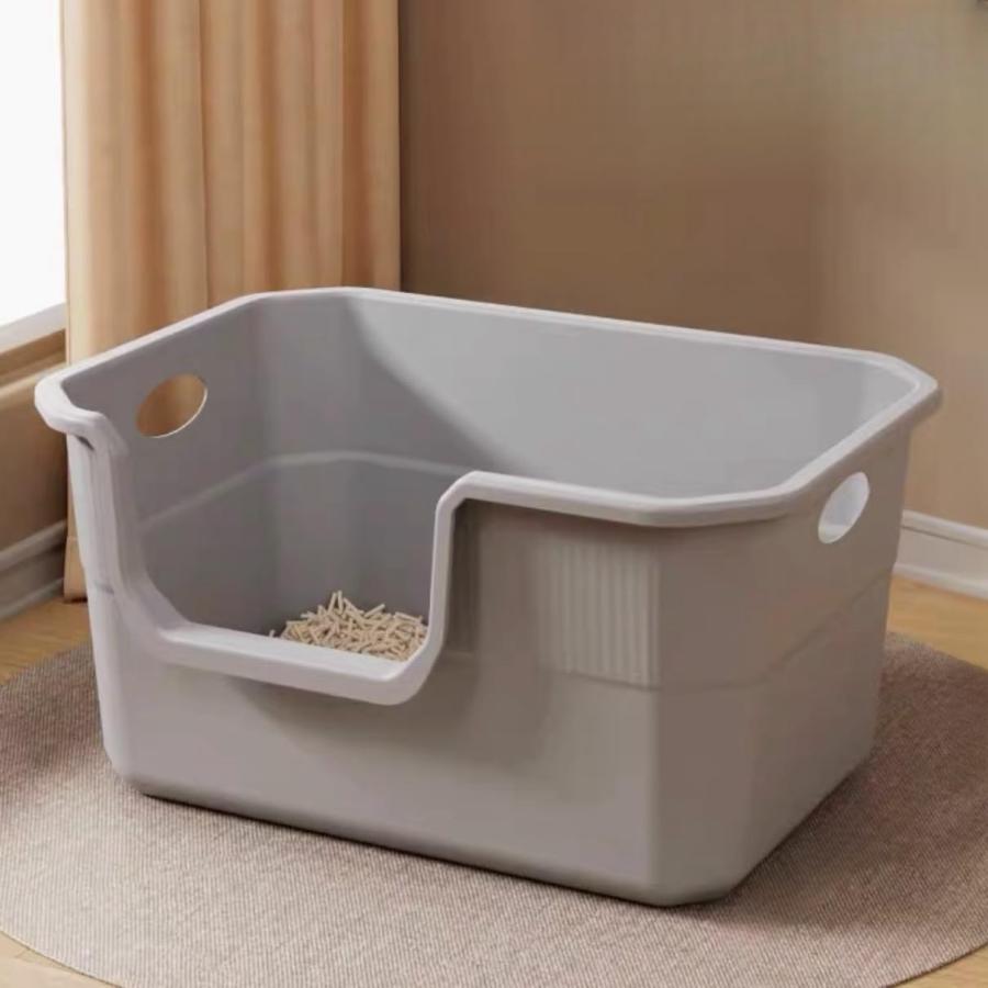 【余裕のあるトイレスペース】50x35x22cm【多頭猫のトイレ】大きな猫や肥満猫にもゆったり利用できる大型の猫用トイレです。複数の猫が一緒に使用することもできます。【砂の飛び散りを防止】十分な深さで砂の飛び散り対策もバッチリ！入り口部分はフチが低くなっているので出入りがしやすくなっています。【お掃除らくちん・一体成型】 一体成形型で継ぎ目やパーツがなく、丸洗いが可能でお手入れもラクラク。【取手付き】両側に取手があり、移動が簡単です。底部には滑り止め機能付きで、勝手に動かないです。商品の説明シンプルなデザインインテリアにマッチしやすいシンプルなデザインです。お手入れ簡単つなぎ目や段差が無いのでお掃除も簡単です。つなぎ目から漏れる心配もない。丸ごと洗い可能プラスチック製なので、水洗いできてお手入れ簡単。洗いも楽にできるので「トイレはこまめにお掃除したい」という方に特におすすめです。猫砂の飛び散りガード壁が高いので、砂かきによる猫砂の飛び散りを軽減。スコップ付きスコップは、本体の内側・外側どちらにも掛けることができる。持ち手部お手入れや移動がラクにできる。【余裕のあるトイレスペース】50x35x22cm【多頭猫のトイレ】大きな猫や肥満猫にもゆったり利用できる大型の猫用トイレです。複数の猫が一緒に使用することもできます。【砂の飛び散りを防止】十分な深さで砂の飛び散り対策もバッチリ！入り口部分はフチが低くなっているので出入りがしやすくなっています。【お掃除らくちん・一体成型】 一体成形型で継ぎ目やパーツがなく、丸洗いが可能でお手入れもラクラク。【取手付き】両側に取手があり、移動が簡単です。底部には滑り止め機能付きで、勝手に動かないです。商品の説明シンプルなデザインインテリアにマッチしやすいシンプルなデザインです。お手入れ簡単つなぎ目や段差が無いのでお掃除も簡単です。つなぎ目から漏れる心配もない。丸ごと洗い可能プラスチック製なので、水洗いできてお手入れ簡単。洗いも楽にできるので「トイレはこまめにお掃除したい」という方に特におすすめです。猫砂の飛び散りガード壁が高いので、砂かきによる猫砂の飛び散りを軽減。スコップ付きスコップは、本体の内側・外側どちらにも掛けることができる。持ち手部お手入れや移動がラクにできる。