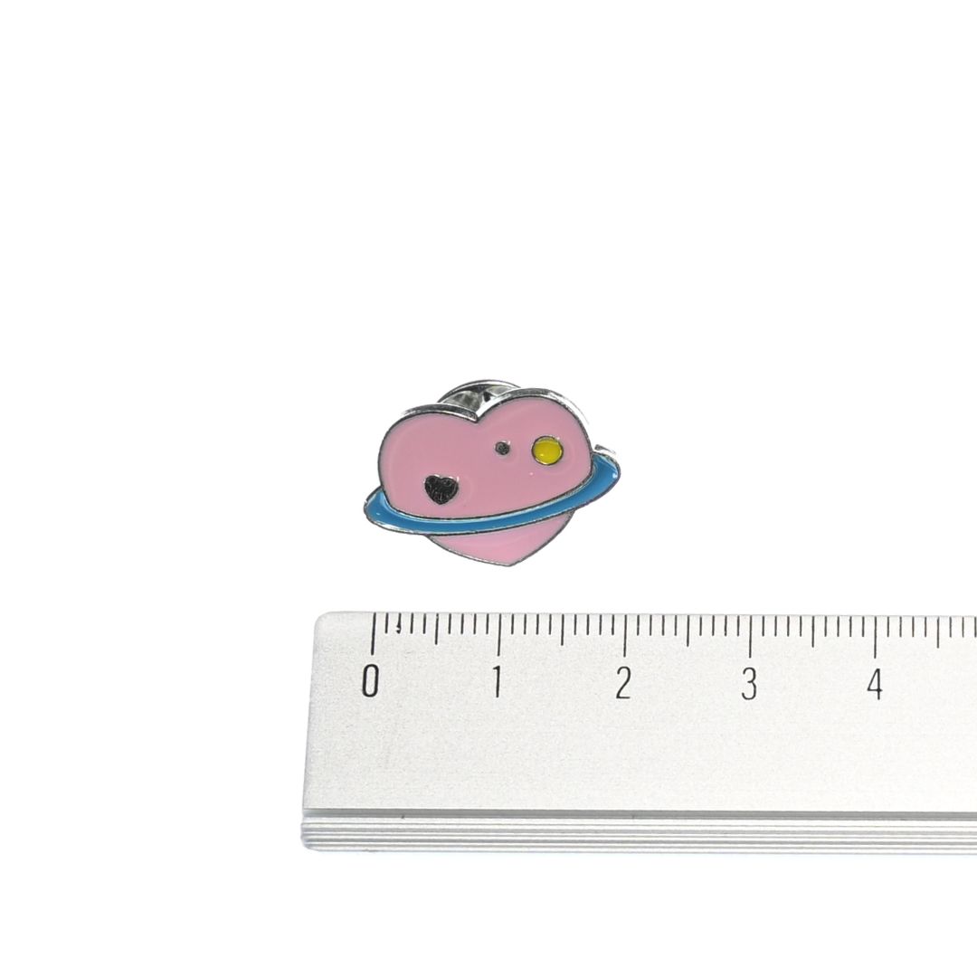 ピンバッジ ハートの土星 キラキラ 宇宙モチーフ かわいい ワンポイントアクセサリ...