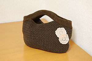 ●　ご注文について　● ・こちらは型紙のみの販売となります。 　※ソーイングレシピ付き ・メール便対応商品 ■小ぶりで可愛いバッグ型紙です。 　Filerの画像サンプルは厚手のニット地を 　使用してコロンとした仕上がりにしました♪ ■参考用尺 　・表地(110cm巾の場合)＝22cm 　・裏地(145cm巾の場合)＝22cm 　・ウールかぎ針モチーフ2個 ◆Size(cm) 　タテ約約19cm(持ち手は含んでいません) 　ヨコ約約32cm 　※一番長い箇所を計測しています。 　 　　