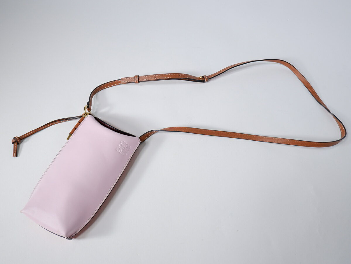 Rakuten - LOEWEロエベ GATE POCKET ROSA SUAゲートポケット アナグラム ショルダーバッグ ポーチ109.30BZ42 7774【LBGA81505】【ROSA SUA】【-】【中古】【沖縄.離島以外 送料無料】【DM260519】