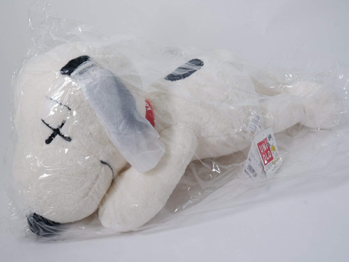 ユニクロUNIQLO UT ×KAWSカウズ×PEANUTS スヌーピー トイ ぬいぐるみM未開封新品【MZCA69452】【白黒】【M】【未使用】【2点以上同時購入で送料無料】【DM220926】