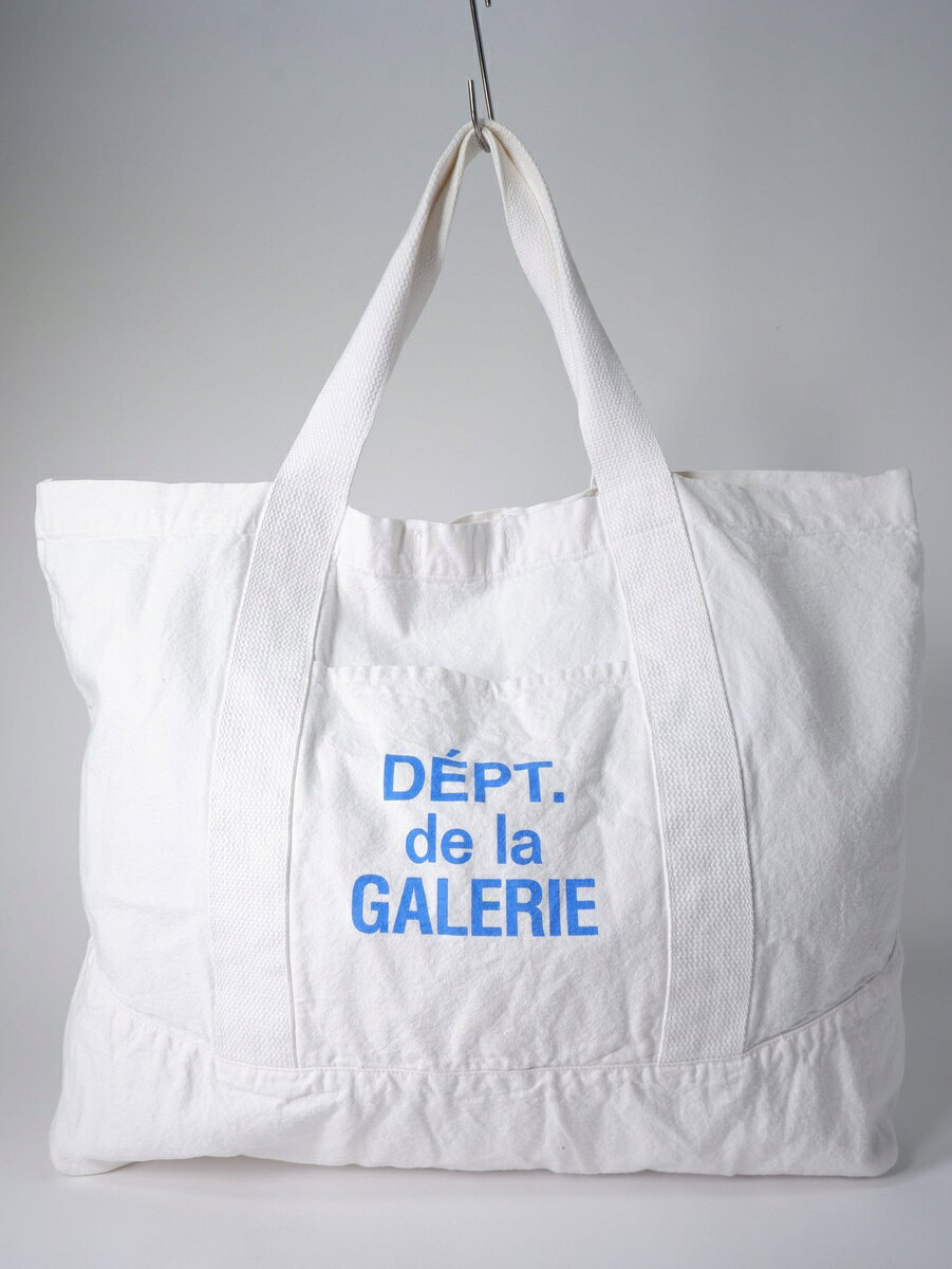 アイテム説明 ブランド GALLERY DEPT.ギャラリーデプト アイテム 2023SS canvas tote bagキャンバストートバッグFLPO-9230 サイズ -　横約50cm×縦約44cm×マチ約11cm/持ち手約53cm カラー ホワイト 素材 コットン 状態 A:目立った傷や汚れの無い中古品（特記事項:ほぼ未使用の綺麗な状態です。） コメント 【素材感】→キャンバス【付属品（取り外し可）】→紙タグ【裏地】→なし【内ポケット】→ジップポケットx1/外ポケット【商品情報】→2023SS 商品番号 MBGA81555 表示番号 DM260728