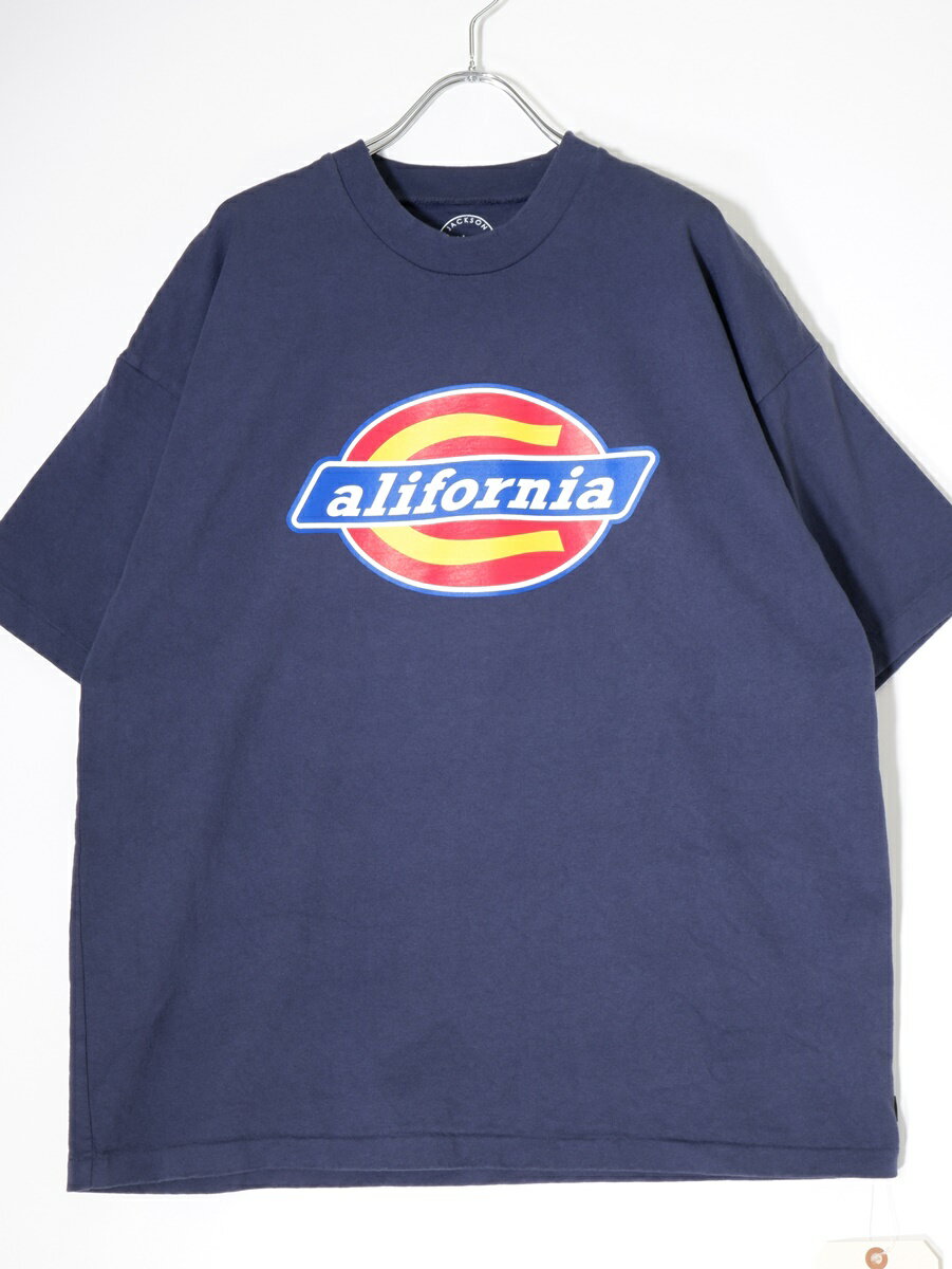 アイテム説明 ブランド ジャクソンマティスJACKSON MATISSE アイテム 2023SS CALIES Tシャツ新品 サイズ M　肩幅約56cm、身幅約55cm、着丈約66cm、袖丈約19cm(同ボディ同サイズのアイテムを代表計測しております。若干の誤差はご容赦くださいませ。) カラー ネイビー 素材 コットン 100% 状態 N:新品（特記事項:ジャクソンマティスの商品は基本的にウォッシュ等の加工や意図的にラフなプリントが施されており、製造時についたユーズド感や若干の汚れ、ダメージがある場合がございます。） コメント 素材感→一般的なTシャツ生地透け感→無し裏地→なしストレッチ→なし開閉デザイン→なしシーズン→春夏付属品（取り外し可）→なし商品情報→2023SS商品 商品番号 MTSA71564 表示番号 DM230430
