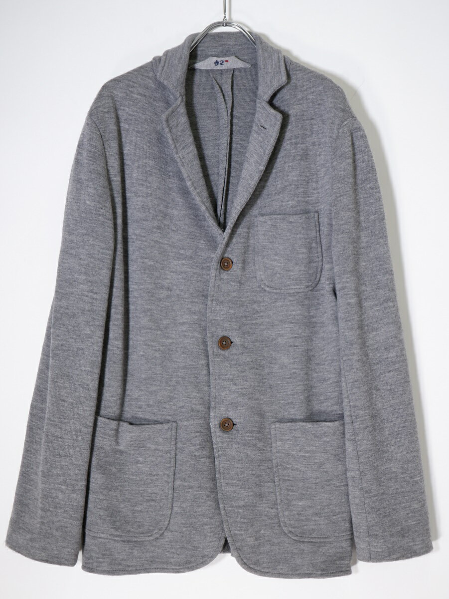 アイテム説明 ブランド 45R(45rpm 45アールピーエム) アイテム ウールニット テーラードジャケット サイズ 2　肩幅約39cm/身幅約43cm/着丈約70cm/袖丈約59cm カラー グレー 素材 ウール100％ 状態 A:目立った傷や汚れの無い中古品（特記事項:特になし） コメント 【素材感】しっかりしたニット地【透け感】なし【裏地】なし【ストレッチ】なし【開閉デザイン】ボタン【付属品（取り外し可）】なし【商品情報】ユニセックスで着用頂けるデザインです。 商品番号 MKNA72890 表示番号 DM231017