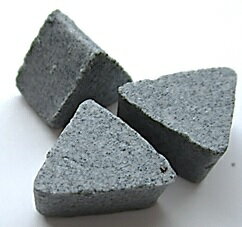 ☆納期☆ ご入金確認後、2～5日以内に発送 ●サイズ：30×30mm ●分類 湿式用　 ●用途 中研削研磨用　 ●種類 セラミック焼成品 ●形状 三角形 ●色 グレー ●荷姿 20kg/箱 ●特長 メッキ前処理、軽度なバリ取りに最適当社メディアは焼成温度、結合剤率、砥粒率などがベスト化された商品です。成形メディアの形状は、三角形、球状、円筒状、ひし形、星形などがあり、加工部品の形状に 合った形状とサイズにカスタマイズすることも可能です。
