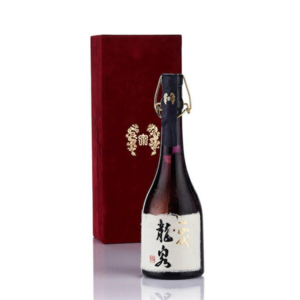 十四代 龍泉 2021 / Ryusen 2021 . Takagi Sake Brewery was founded in 1615, the first year of the Moowa era, it is a long-established brewery with a history of over 400 years that is located in the city of Murayama famous for its Sato Nishiki cherry.The first sake brewed was the brand "Asahi Taka", very popular in Yamagata prefecture, the "14th generation" sake started around 1963 , this is a limited edition product made by polishing "Yamada Nishiki" special rice from Yoshikawa Town and aging it at ice temperature.Score : 97/10072cl/16% 1