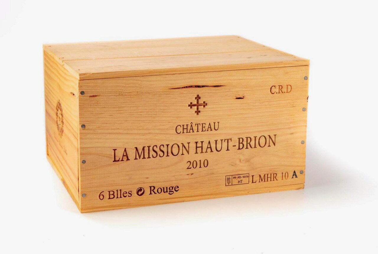 CHATEAU LA MISSION HAUT-BRION 2017 / シャトー ラ ミッション オーブリオン 2017 . 商品説明 In 1540, Arnaud de Lestonnac, a Bordeaux merchant, acquired the land from the lord of La Tour d'Esquivens and married Marie de Pontac, whose family owned Château Haut-Brion.In 1572, his son Pierre began the construction of a wine building, surrounded by nine hectares of vineyards, then in 1682, the Lazarist priests of the Mission who had received an annuity from Olive Lestonnac, his daughter, they worked to improve the quality of their wines and built the chapel "Notre-Dame d'Aubrion"Varieties: Cabernet Sauvignon, Merlot, Cabernet FrancWine Score : 94/10075cl x 12 Fine and Rare specializes in fine and rare wines, champagne and spirits, exactly the kind of products you are looking for, our sources are mainly Chateaux and Domains, private wine cellars and other reliable wine companies in Europe to ensure the authenticity of our wines - Fine and Rareは希少な格付けワイン、シャンパンやスピリッツを中心に取り扱っており、お客様にぴったりの商品をご案内致します。また、安心してご利用いただくために主にヨーロッパのシャトーやドメーヌなど、信頼性の高い生産者より商品を買い付けております。Sourced from an excellent temperature controlled private cellar In France, where it has been stored since release リリース以降、最適温度に調整されたフランスのプライベートセラーで保管されています。 1