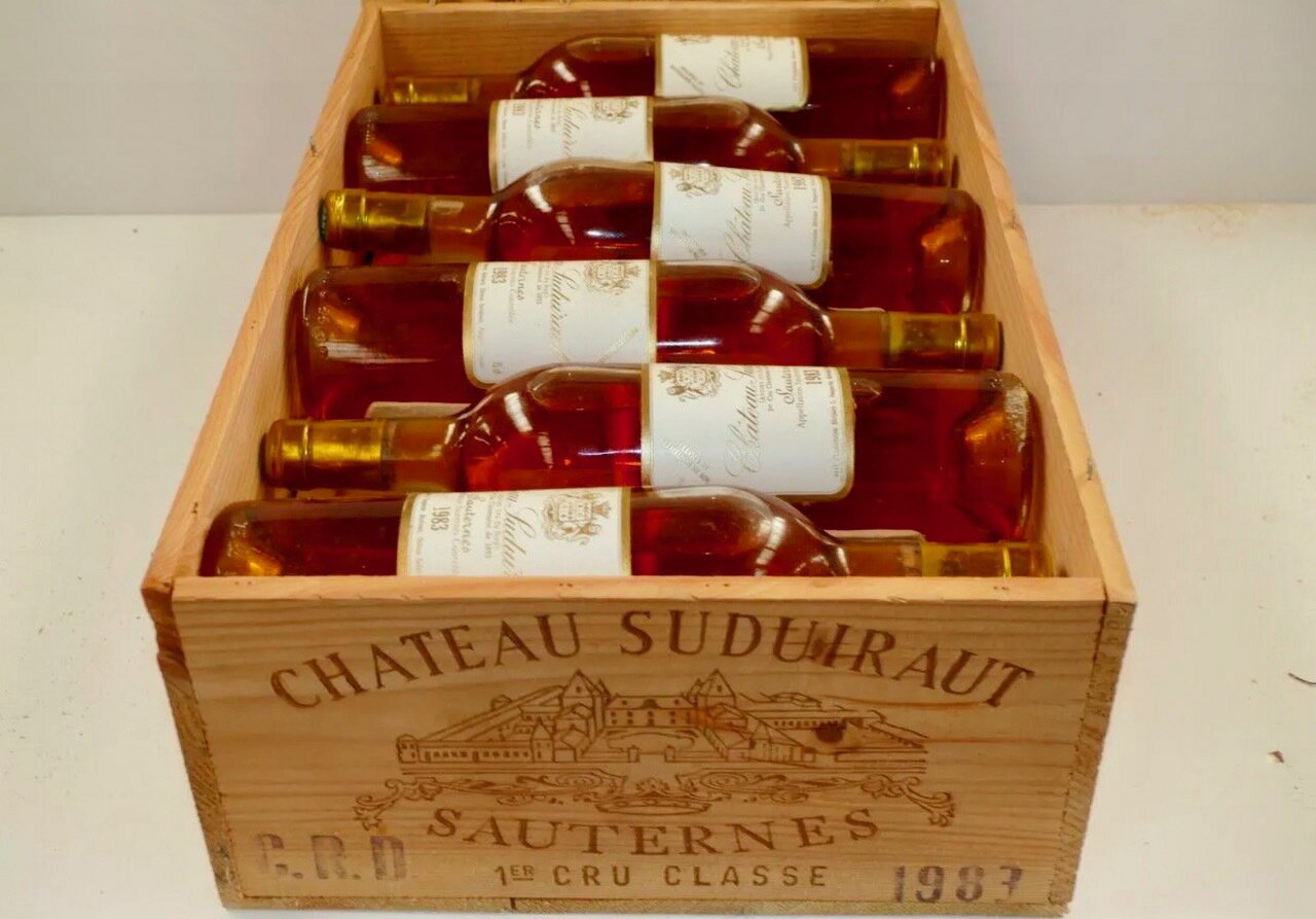 Château Suduiraut 2006 / シャトー スデュイロー　2006 . 商品説明 In 1592, Leonardo Suduyraud married Nicole Allard, who brought the estate as a dowry. The estate was looted and burned, and the vineyards were devastated during the Fronde (late 1649 or early 1650) and were rehabilitated at the end of the 17th century by Blaise de Suduiraud, grandson of Leonardo. A little later, Le Nôtre will draw the beautiful gardensThe microclimate of the region leads to warm, sunny afternoons in the autumn, following the morning mist. This causes, or at least stimulates, the appearance on the grapes of botrytis cinerea, or noble rot.Varieties : Sauvignon blanc, SémillonWine Score : 95/100750ml x 12 Fine and Rare specializes in fine and rare wines, champagne and spirits, exactly the kind of products you are looking for, our sources are mainly Chateaux and Domains, private wine cellars and other reliable wine companies in Europe to ensure the authenticity of our wines - Fine and Rareは希少な格付けワイン、シャンパンやスピリッツを中心に取り扱っており、お客様にぴったりの商品をご案内致します。また、安心してご利用いただくために主にヨーロッパのシャトーやドメーヌなど、信頼性の高い生産者より商品を買い付けております。Sourced from an excellent temperature controlled private cellar In France, where it has been stored since release リリース以降、最適温度に調整されたフランスのプライベートセラーで保管されています。 1