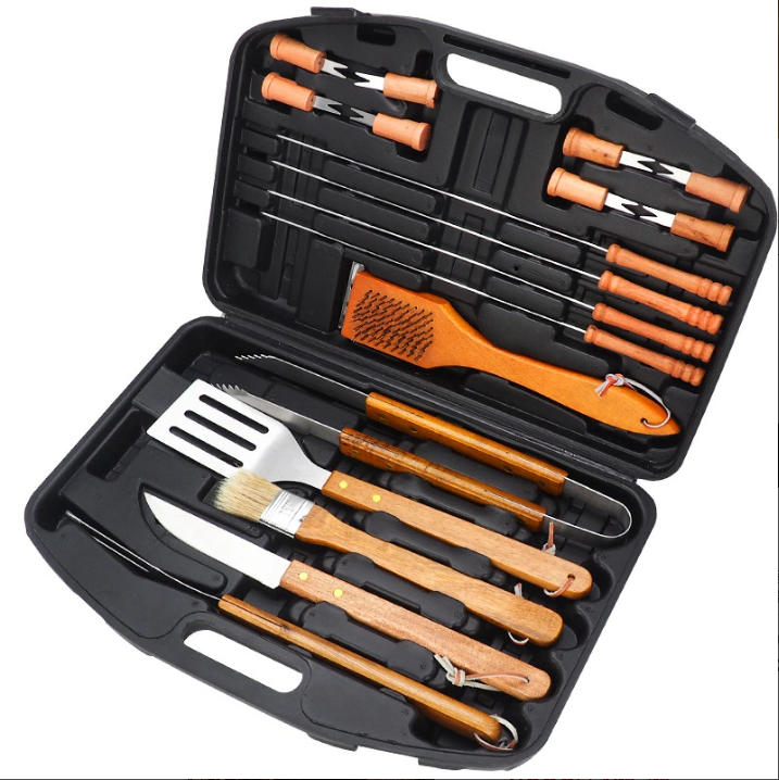 商品説明 商品説明 木柄バーベキュー調理器具セット ステンレス、木 430x300x75mm 1.6kg 【高品質素材＆健康】このバーベキュー 調理器具は高品質のステンレス製で、錆びず、熱に強く、掃除が簡単で、耐久性があり、長寿命です。人間工学に基づいたデザインのハンドル、握り心地がよく、美しくたっぷりで傷つくを心配しないでください。安心・安全 食品衛生検査済み、安心して調理や食事を楽しむ事ができます。キャンプやバーベキューにオススメな本格派バーベキューツール！ 【セット内容】バーベキューフォーク、ナイフ、トング、へら、油ブラシ、クリーニングブラシ、8個のコーンホルダー、4個の焼き串の豪華18点セットです。このBBQセットを使用して、プルド肉、スモークソーセージ、ビーフブリスケットリブ、スモーク/グリルチキン、七面鳥、魚、サーモンのグリル、ベジタリアンパニーニ、コーンのグリル、野菜のグリル、その他多くの食材を扱います。 【コンパクト＆便利】 調理器具は小物や危険な物、形が不規則で場所を取ってしまう物などが多く収納が困難です。専用ボックス付き、収納可能、ポータブル、持ち運びが便利！開けると一目で何を入れたか確認ができ、入れ忘れも防げます。8種類の器具を1か所にコンパクトに収納できます。バーベキューのベテランでも初心者でも、18点セットはBBQに必要不可欠な基本的なツール。バーベキューのシーズンにぴったりな道具のセット。追加のツールを購入する必要はありません。キャンプの旅をもっと便利にしてください。 【安全性＆洗浄簡単】 安全面から考えると、ツールをゴムやケースなどにはめ込み、固定して持ち運びできるものがいいですね。ツールが固定されていない状態だと、いざ使おうとして出そうとした時に、ケガをしてしまう恐れがあります。このツールバッグはそれぞれの収納場所が決まっているためストレスなく収納、持ち運びが可能で大きく開きますので取り出しもスムーズです。バーベキューツールセットはあらゆる種類の食器洗い機に適しており、簡単でクリーンアップします。変色や変形することなく、繰り返し使用及び洗浄に耐えます。 【適用場合】 キャンプやバーベキューで活躍するキッチンツールは屋内および屋外での使用：バーベキューツールキットは、家庭でのバーベキューパーティー、家族の集まり、キャンプ、キッチン、トレーリング、ピクニック、釣り、家族の日帰り旅行などの毎日の料理や屋外の料理に最適です。徒歩や登山やバーベキューなどの時に使うと非常に便利ですから、キャンプ用調理器具として素晴らしいです。ご自宅で食器洗浄機にかける事も出来ます。 ※ご注意 モニターの発色具合によって実際の物と色が異なる場合があります。
