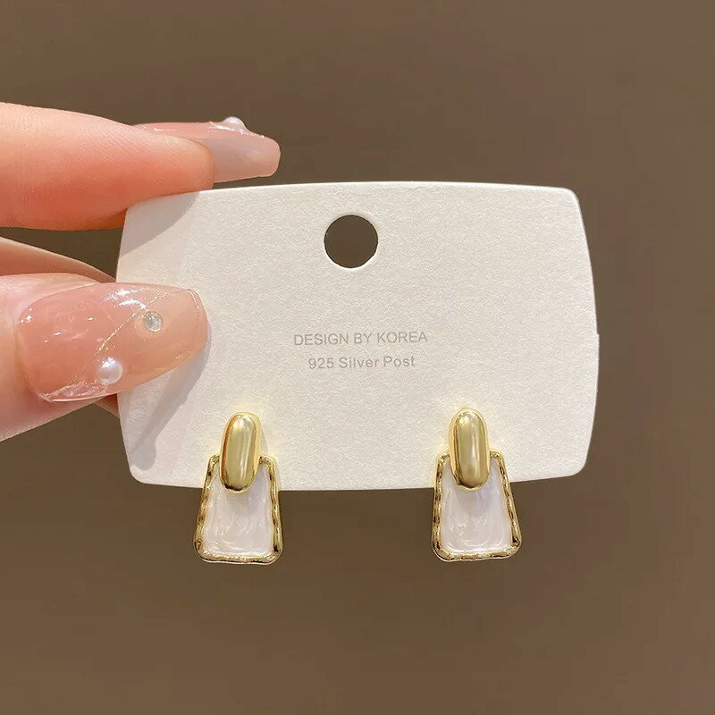 楽天FineJewelrys【クーポン利用で3520円】 ピアス 白 ホワイト ゴールド スクエア ドロップ スイーツ メタル 揺れる お菓子 レディース ジオメトリ 四角 ファッション エナメル オイル ダングル パーティ スイート スモール ジュエリー ギフト