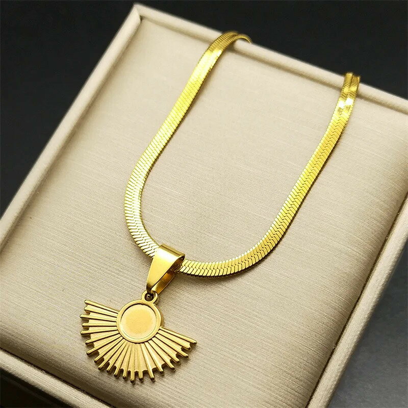 【送料無料】 チョーカー ペンダント ネックレス ステンレス ゴールド チェーン レディース メンズ クラシック サンシャイン 太陽 ファン シェイプ スチール カラー パーティ ジュエリー