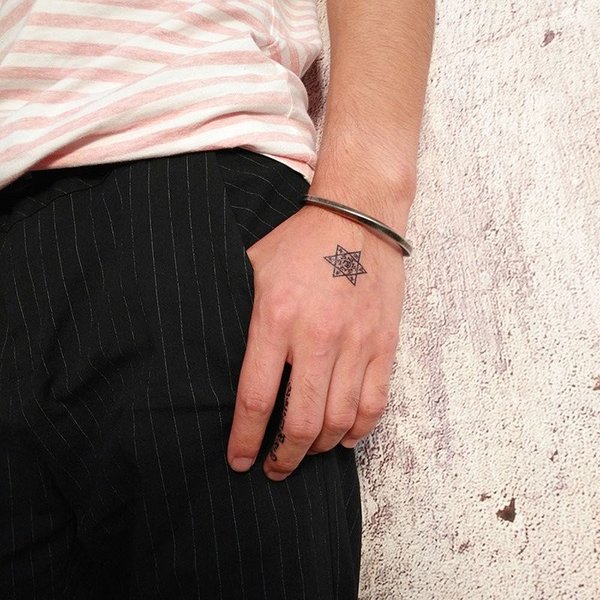 【送料無料】 バングル ブレスレット レディース ステンレス ツイスト デザイン ユニセックス レトロ バンド カフ M ピル おしゃれ 大人