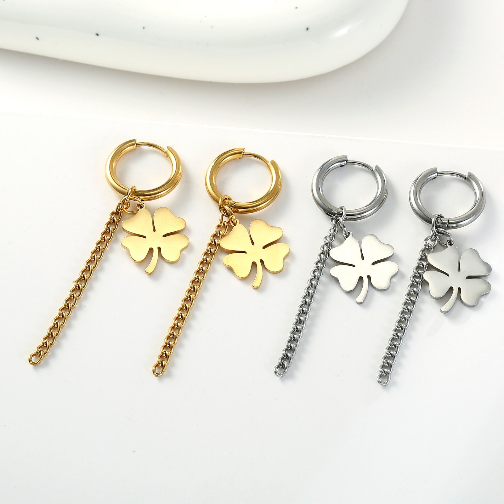 Rubellite - 【送料無料】 ピアス シロツメクサ ステンレス レディース 女性 ラッキー 鍵 四つ葉 クローバー ガール スチール タッセル ドロップ ファッション ジュエリー バレンタイン ギフト