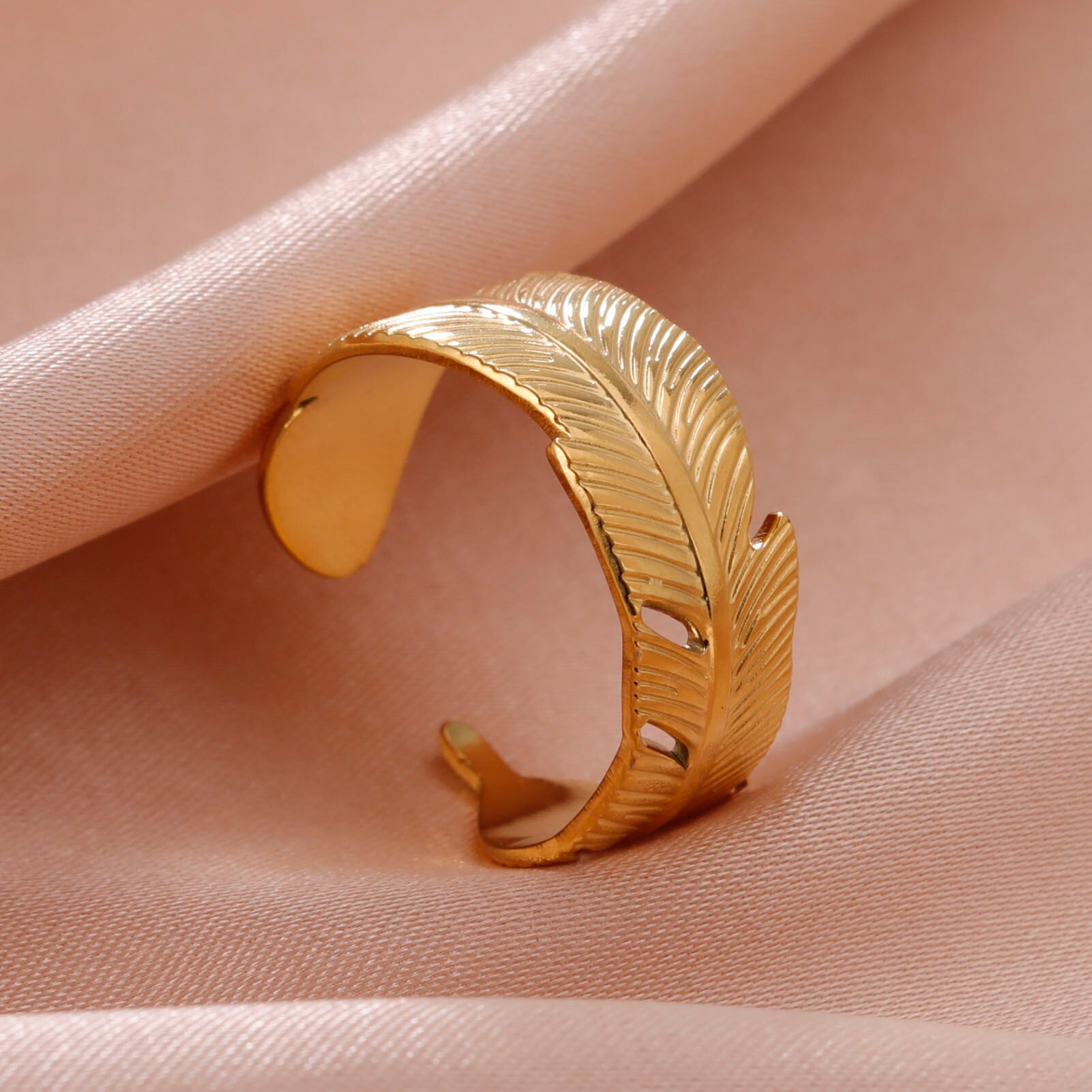 【クーポン利用で3080円】 指輪 リング ゴールド バナナ ステンレス フリーサイズ シンプル レディース..