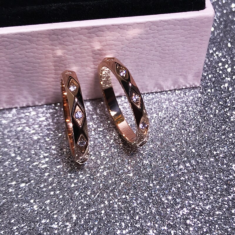 【送料無料】 指輪 リング ジルコニア ゴールド チタン サーフ レディース 女性 パーソナリティ モザイク ジルコン 菱形 サーフェス 表面 ローズ カラー ...