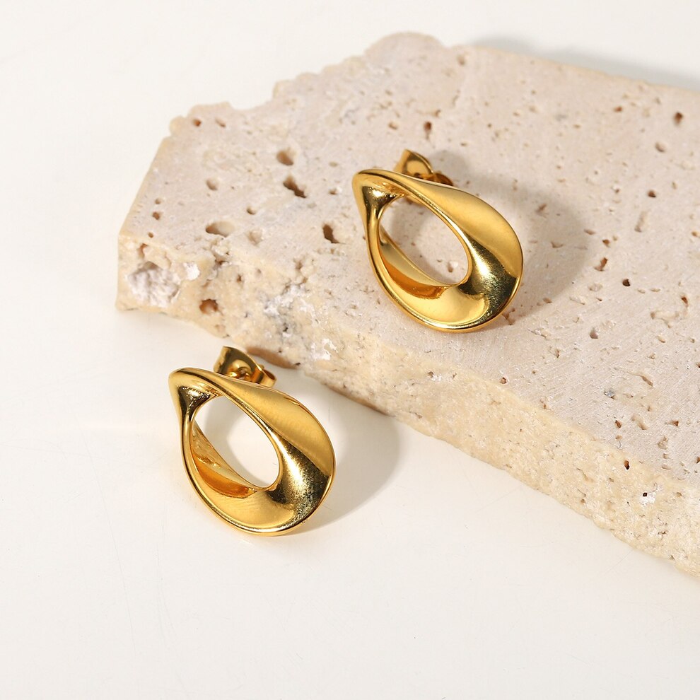 【クーポン利用で3460円】 ピアス ステンレス ゴールド ドロップ ボタン レディース 女性 クール 透かし スチール 18k 切り取る カットアウト 水滴 ウォータードロップ 形 シェープ スタッド ジュエリー