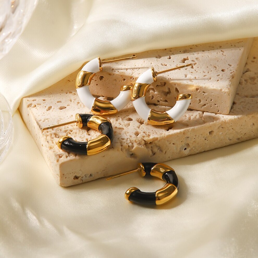 【クーポン利用で3330円】 ピアス ステンレス ゴールド フープ C レディース 女性 スチール 形 シェープ エナメル 気質 テクスチャー 18kゴールドプレート PVD 防水 ステートメント ジュエリー