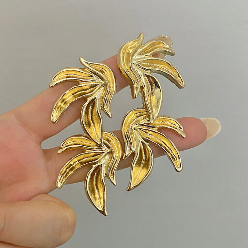 【クーポン利用で4140円】 ピアス 花 フラワー ビンテージ ゴールド キング メタル 金属 ロング レディース 女性 カラー 大 ハンギング 新しい ファッション ステートメント 【クーポン利用で4140円】 ピアス 花 フラワー ビンテージ ゴールド キング メタル 金属 ロング レディース 女性 カラー 大 ハンギング 新しい ファッション ステートメント