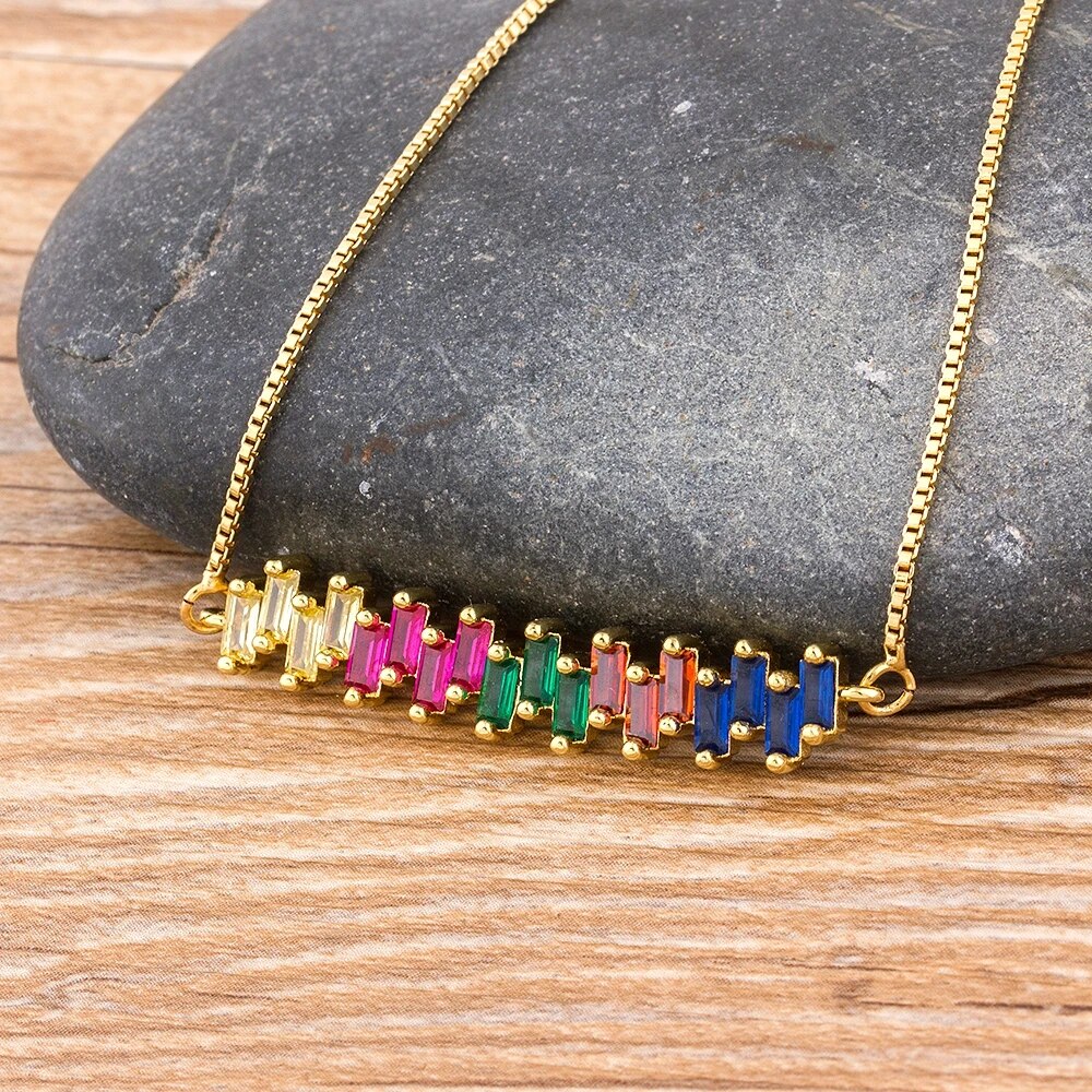【送料無料】 ペンダント ネックレス レインボー ゴールド コッパー チェーン ストーン カッパー 銅 レディース 女性 デザイン ジルコン 虹 チャーム ナチュラル 襟 ベスト パーティ 結婚式 ウェディング ジュエリー