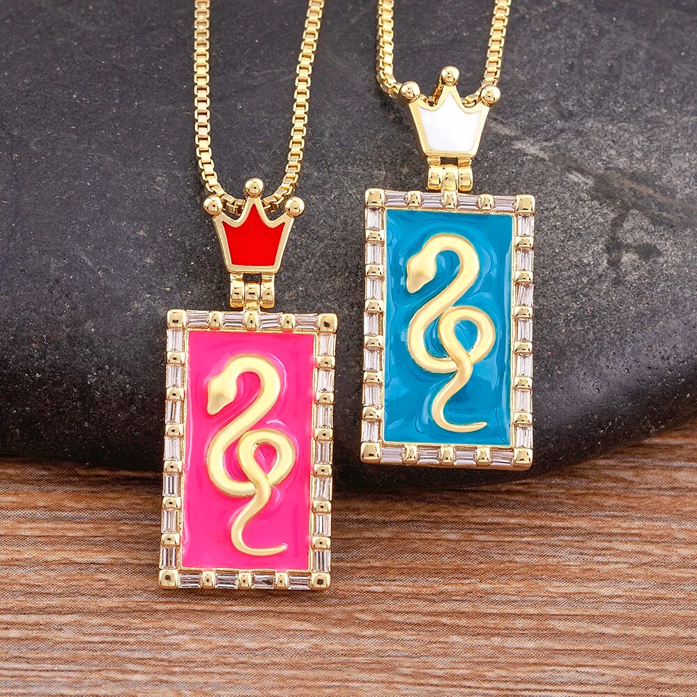 【送料無料】 ペンダント ネックレス 動物 アニマル レインボー ゴールド クラウン 王冠 レディース 女性 絶妙 エナメル 虹 象眼細工 蛇 スネイク ヘビ ...