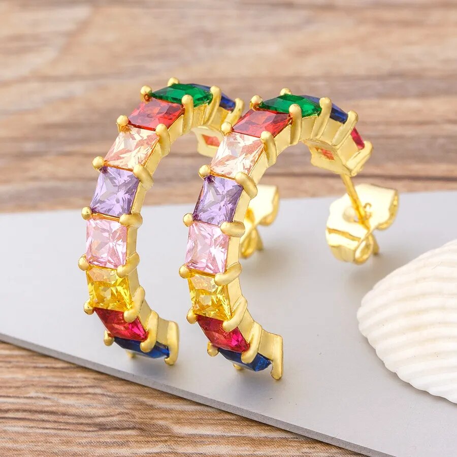 【送料無料】 ピアス レインボー ラウンド レディース 女性 ホット チャーム スタッド カラフル 虹 デザイン マイクロ パヴェ CZ ファイン パーティ ジュエリー