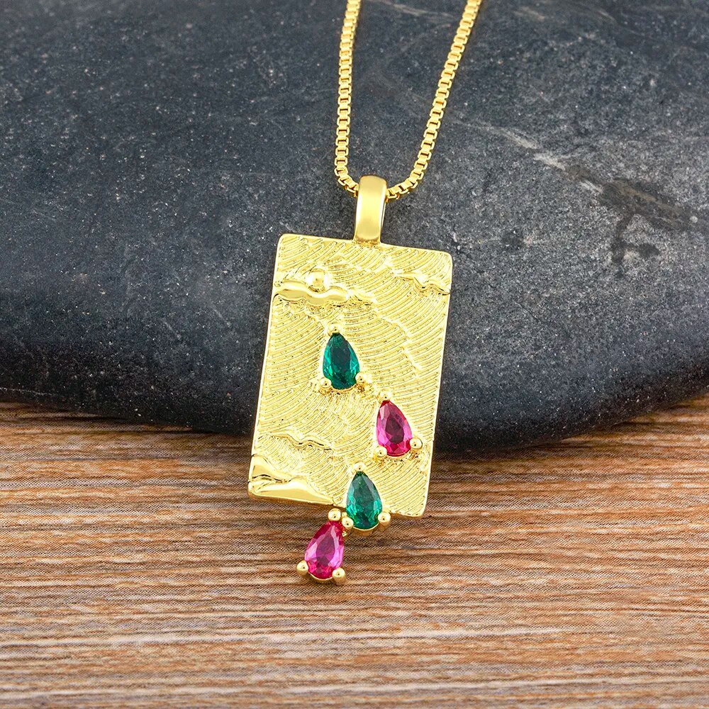 【送料無料】 ペンダント ネックレス 緑 グリーン ビンテージ 赤 レッド ゴールド スクエア チェーン レディース 女性 INS 人気 四角 ジルコン 象眼細工 クール パーソナリティ トレンド プレート ジュエリー