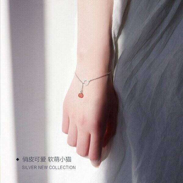 【送料無料】 シルバー カラー 可愛い 透かし ネコ おしゃれ 大人 ブレスレット バングル ピンク イチゴ クリスタル ラッキー レディース ギフト